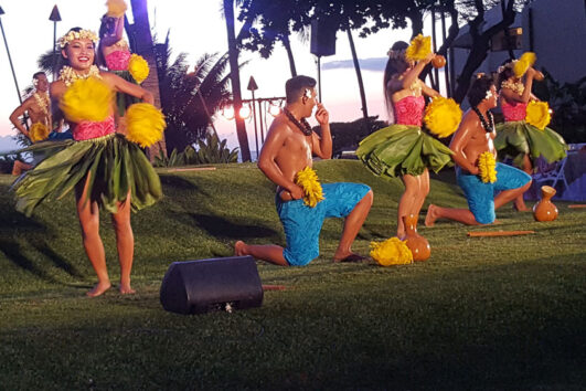 Wailea-Marriott-Luau-Hawaiian-Hula-Dancers
